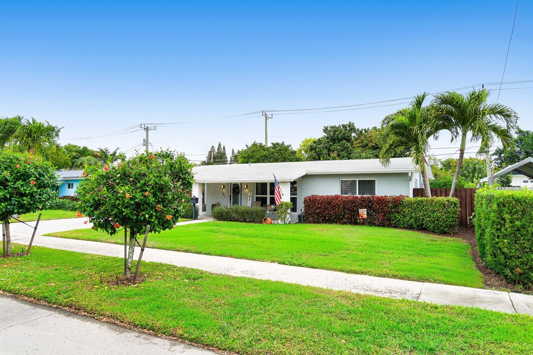 For Sale: $600,000 (3 beds, 2 baths, 1359 Square Feet)