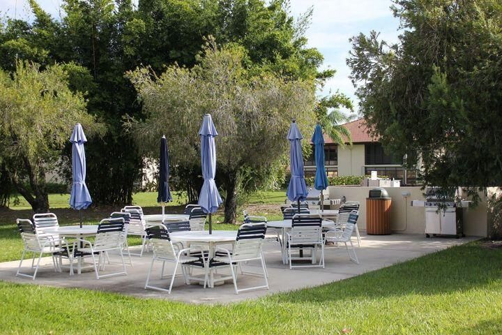 For Sale: $135,000 (1 beds, 1 baths, 697 Square Feet)