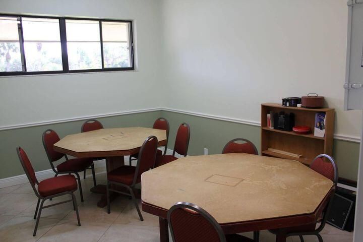 For Sale: $135,000 (1 beds, 1 baths, 697 Square Feet)