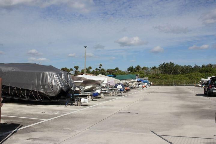 For Sale: $135,000 (1 beds, 1 baths, 697 Square Feet)