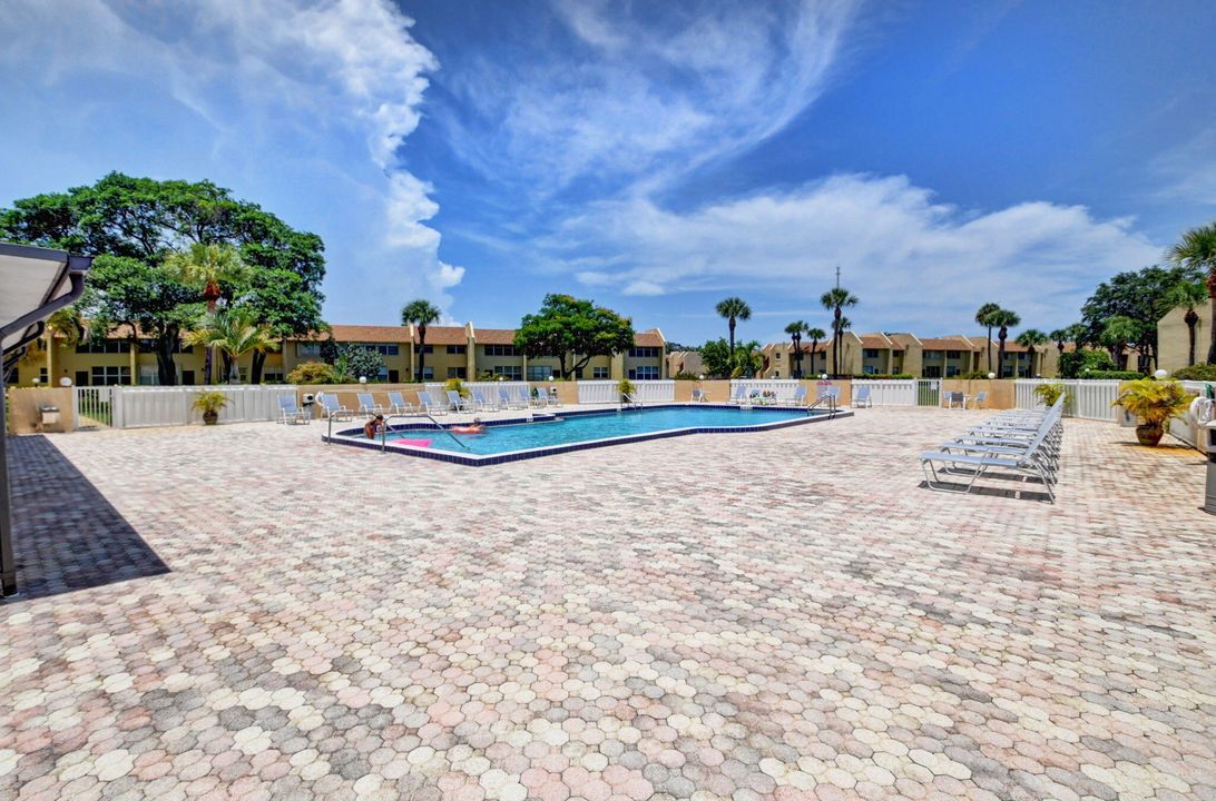 На продажу: $210,000 (2 спален, 2 ванн, 1013 Квадратных фут)