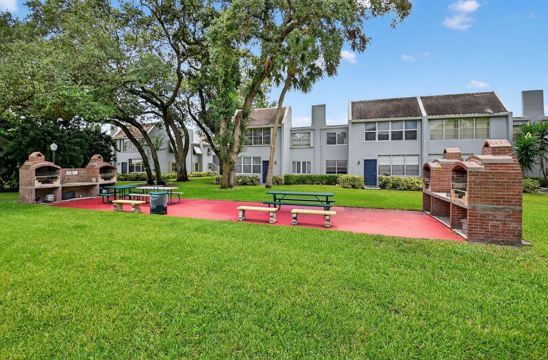 На продажу: $210,000 (2 спален, 2 ванн, 1013 Квадратных фут)