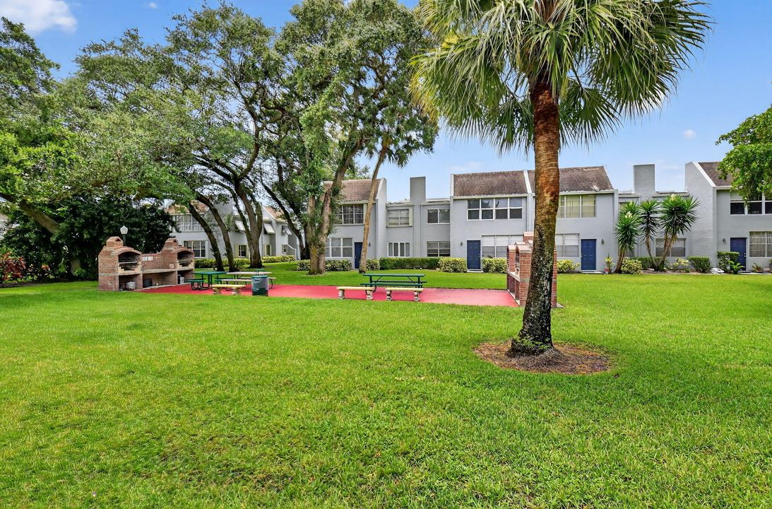 На продажу: $210,000 (2 спален, 2 ванн, 1013 Квадратных фут)