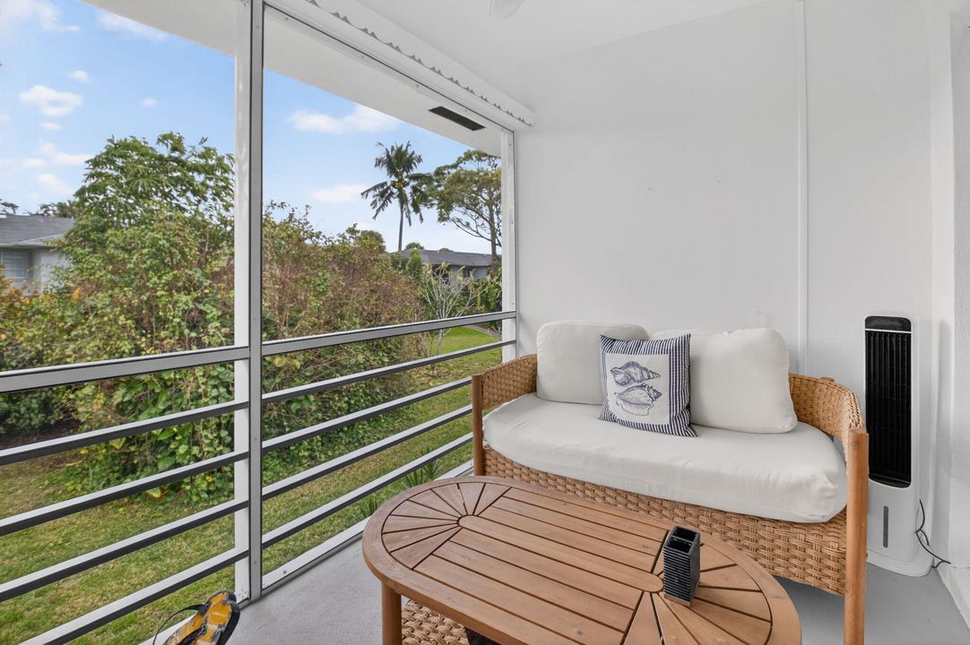 На продажу: $210,000 (2 спален, 2 ванн, 1013 Квадратных фут)