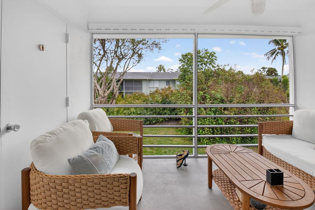 На продажу: $210,000 (2 спален, 2 ванн, 1013 Квадратных фут)