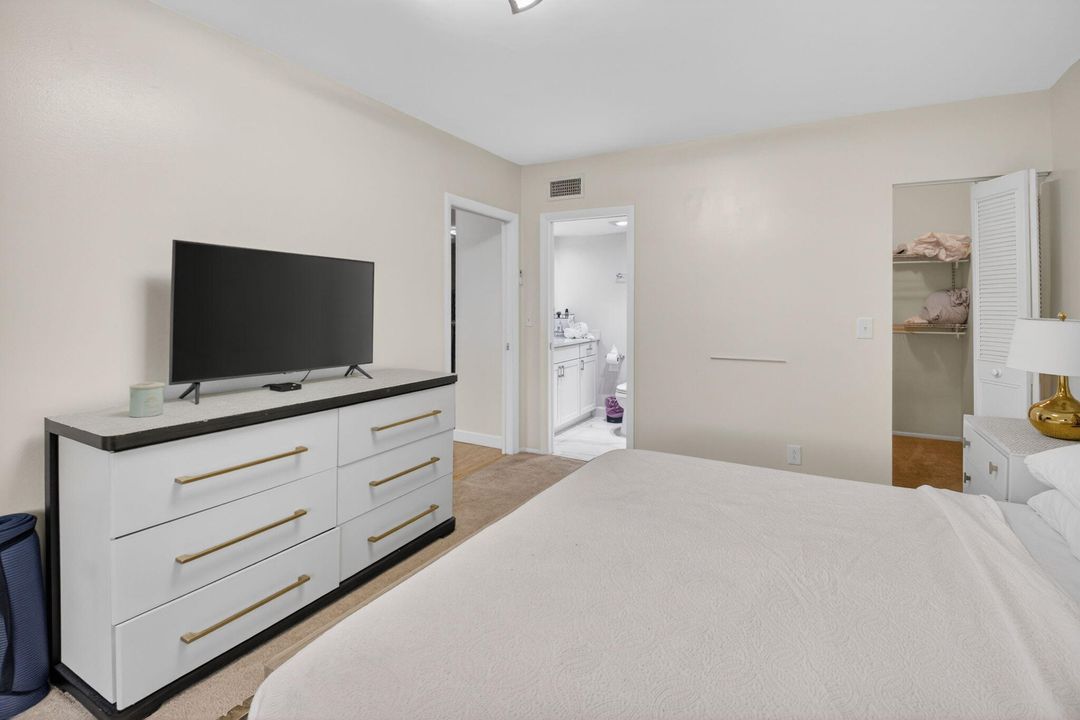 На продажу: $210,000 (2 спален, 2 ванн, 1013 Квадратных фут)