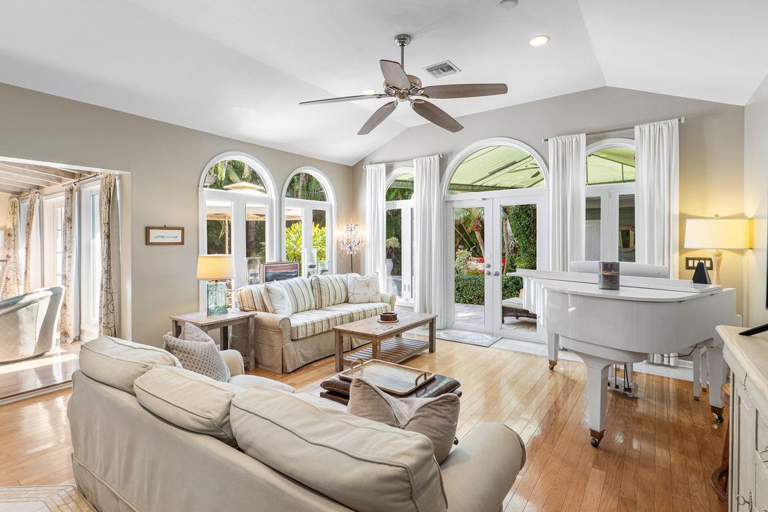 На продажу: $4,250,000 (3 спален, 3 ванн, 2322 Квадратных фут)