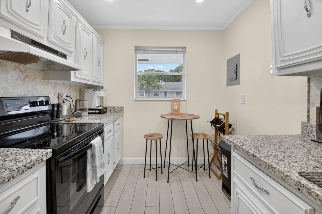 На продажу: $210,000 (2 спален, 2 ванн, 1013 Квадратных фут)