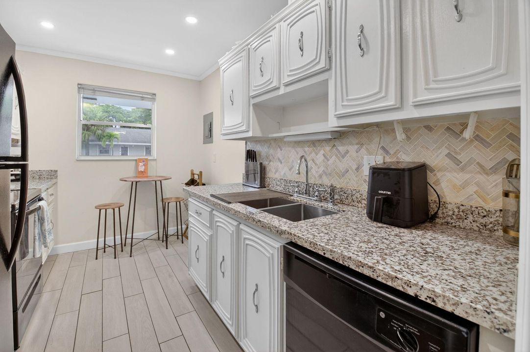 На продажу: $210,000 (2 спален, 2 ванн, 1013 Квадратных фут)