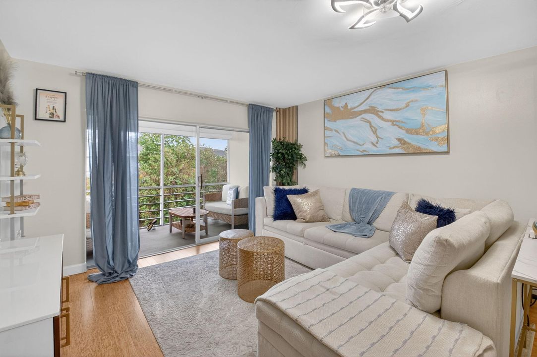 На продажу: $210,000 (2 спален, 2 ванн, 1013 Квадратных фут)