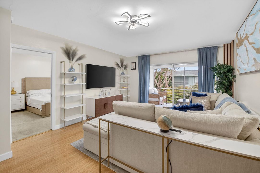 На продажу: $210,000 (2 спален, 2 ванн, 1013 Квадратных фут)