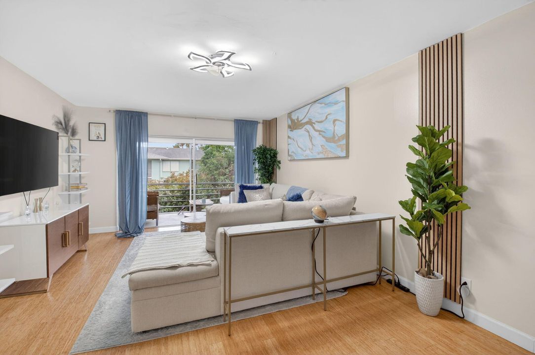 На продажу: $210,000 (2 спален, 2 ванн, 1013 Квадратных фут)