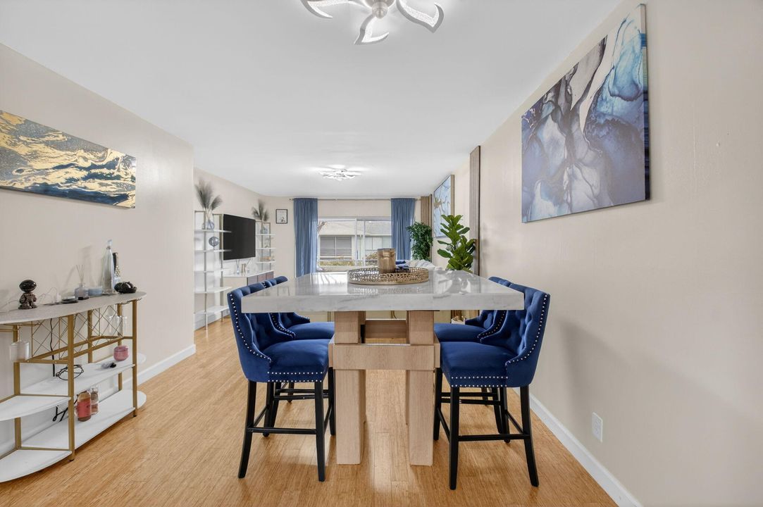 На продажу: $210,000 (2 спален, 2 ванн, 1013 Квадратных фут)