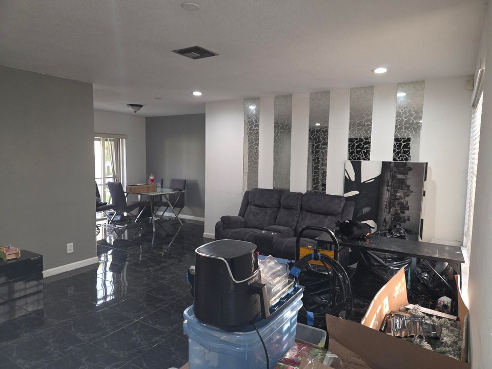 For Rent: $3,100 (4 beds, 2 baths, 1188 Square Feet)