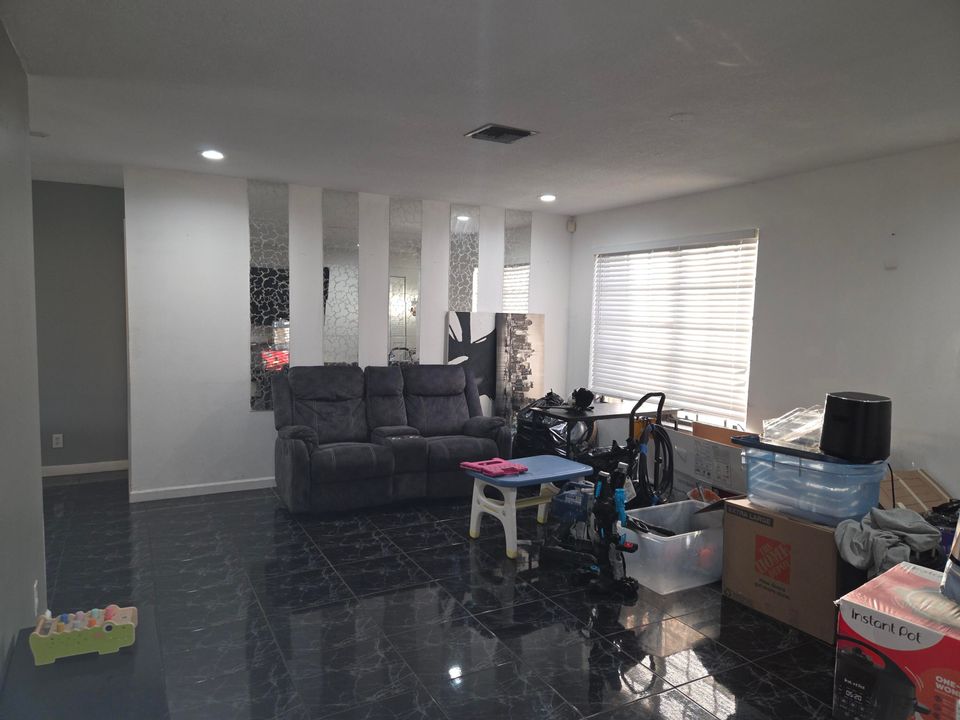 For Rent: $3,100 (4 beds, 2 baths, 1188 Square Feet)