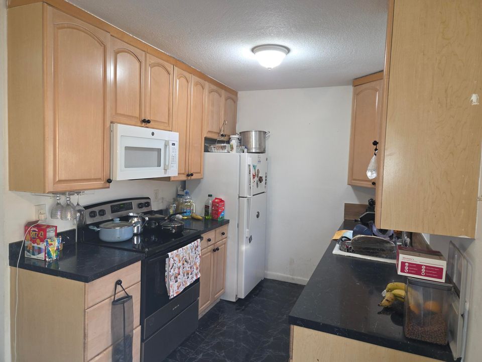 For Rent: $3,100 (4 beds, 2 baths, 1188 Square Feet)