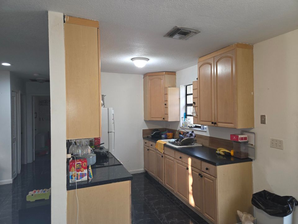 For Rent: $3,100 (4 beds, 2 baths, 1188 Square Feet)