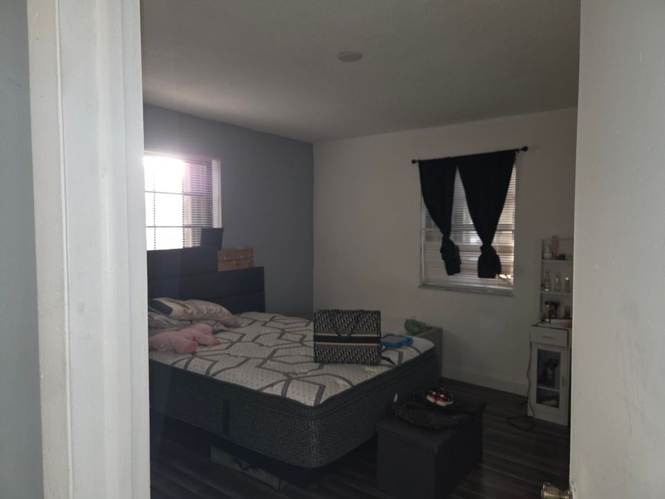 For Rent: $3,100 (4 beds, 2 baths, 1188 Square Feet)