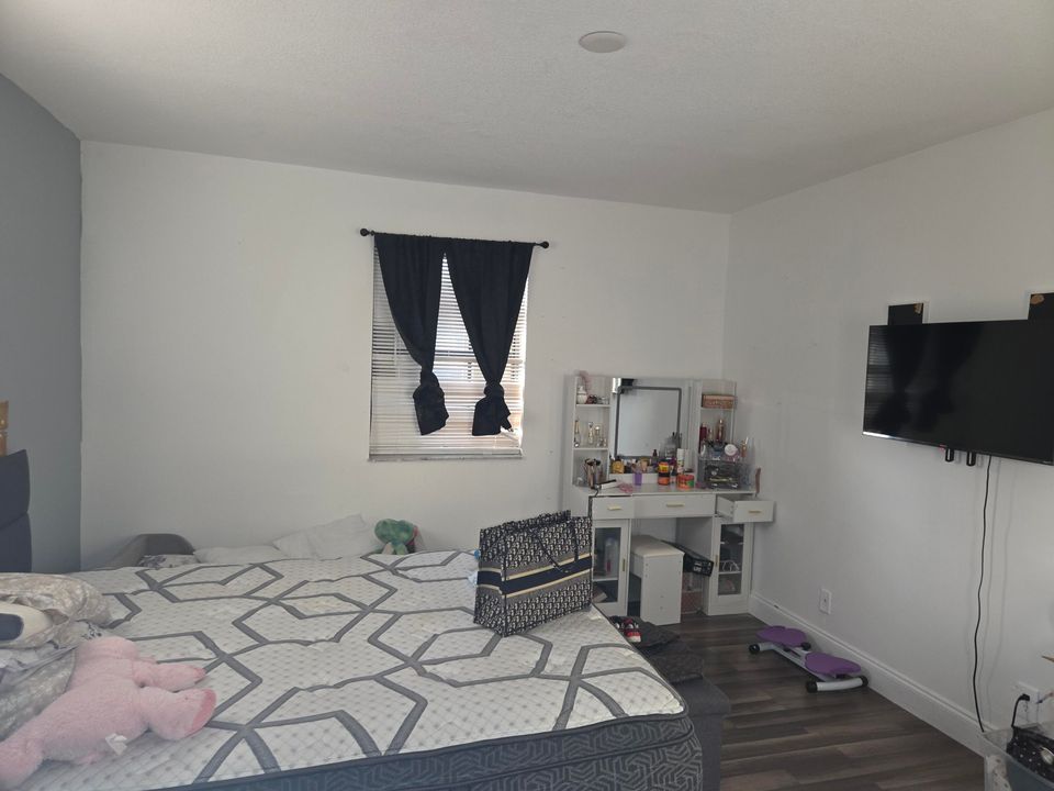 For Rent: $3,100 (4 beds, 2 baths, 1188 Square Feet)