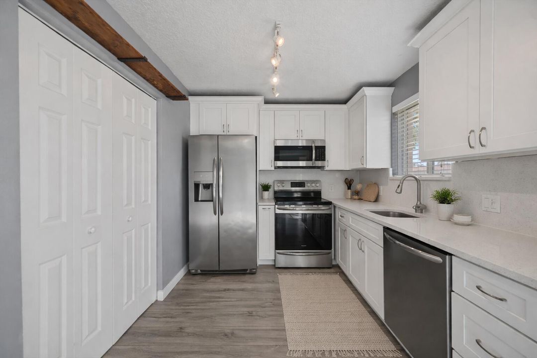 For Sale: $250,000 (3 beds, 2 baths, 1092 Square Feet)