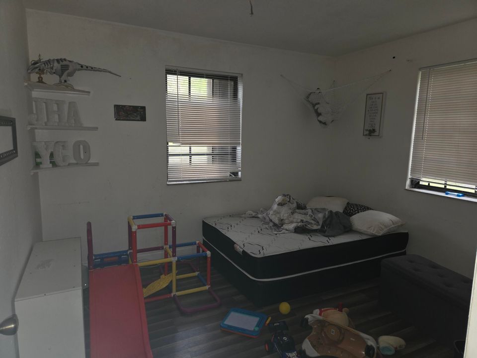 For Rent: $3,100 (4 beds, 2 baths, 1188 Square Feet)