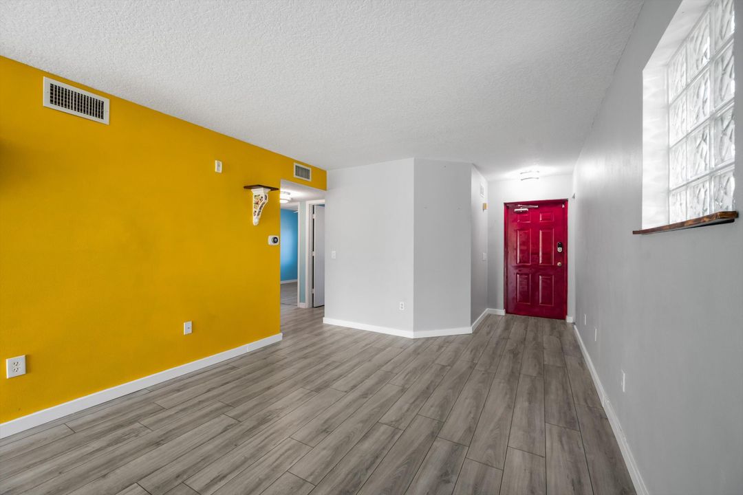 For Sale: $250,000 (3 beds, 2 baths, 1092 Square Feet)