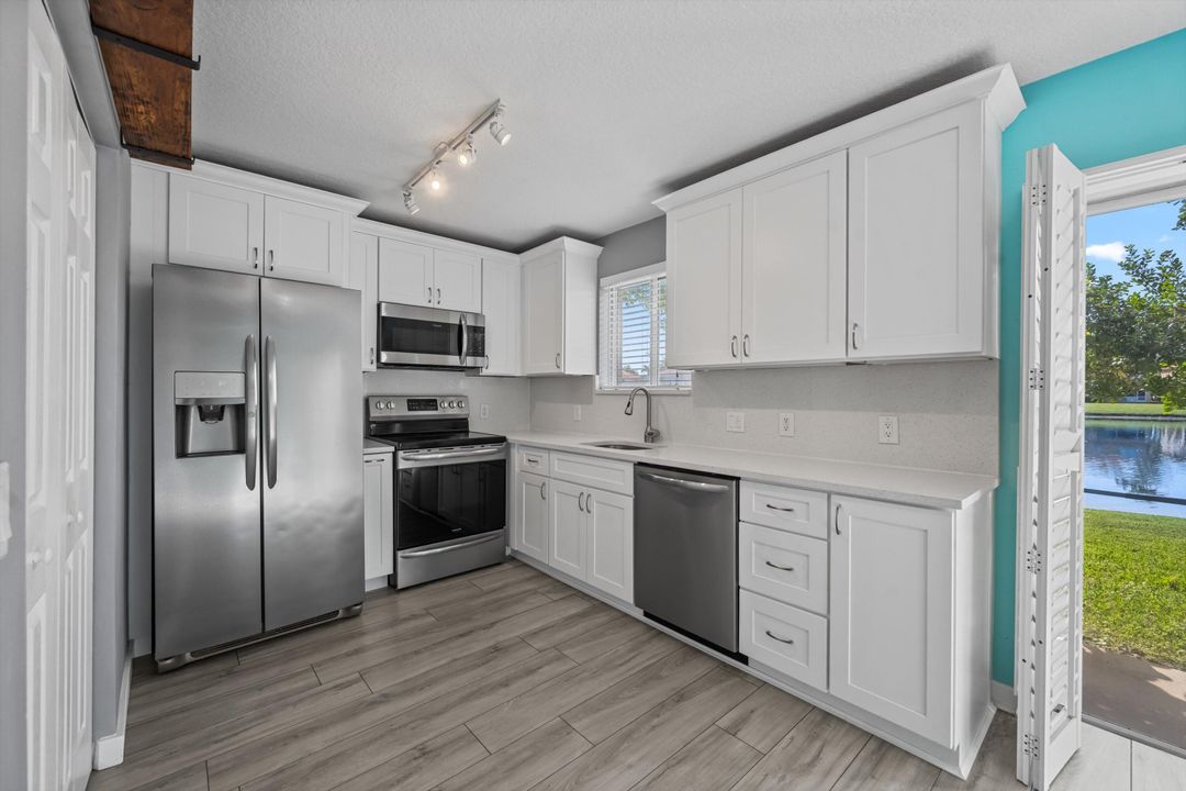 For Sale: $250,000 (3 beds, 2 baths, 1092 Square Feet)