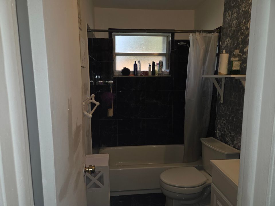 For Rent: $3,100 (4 beds, 2 baths, 1188 Square Feet)