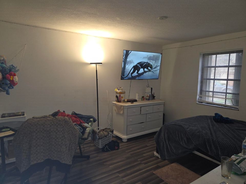 For Rent: $3,100 (4 beds, 2 baths, 1188 Square Feet)