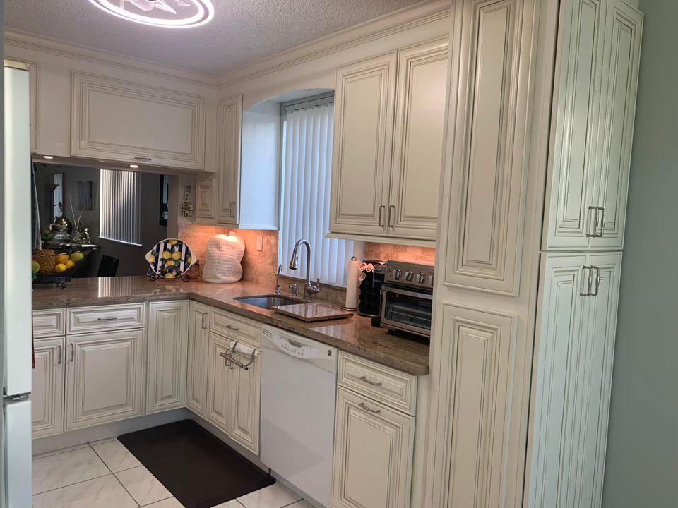 For Sale: $215,000 (2 beds, 2 baths, 1294 Square Feet)