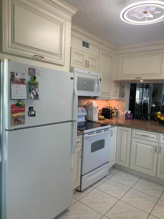 For Sale: $215,000 (2 beds, 2 baths, 1294 Square Feet)