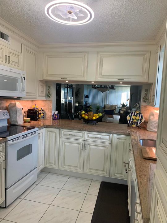 For Sale: $215,000 (2 beds, 2 baths, 1294 Square Feet)