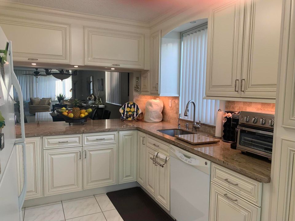 For Sale: $215,000 (2 beds, 2 baths, 1294 Square Feet)