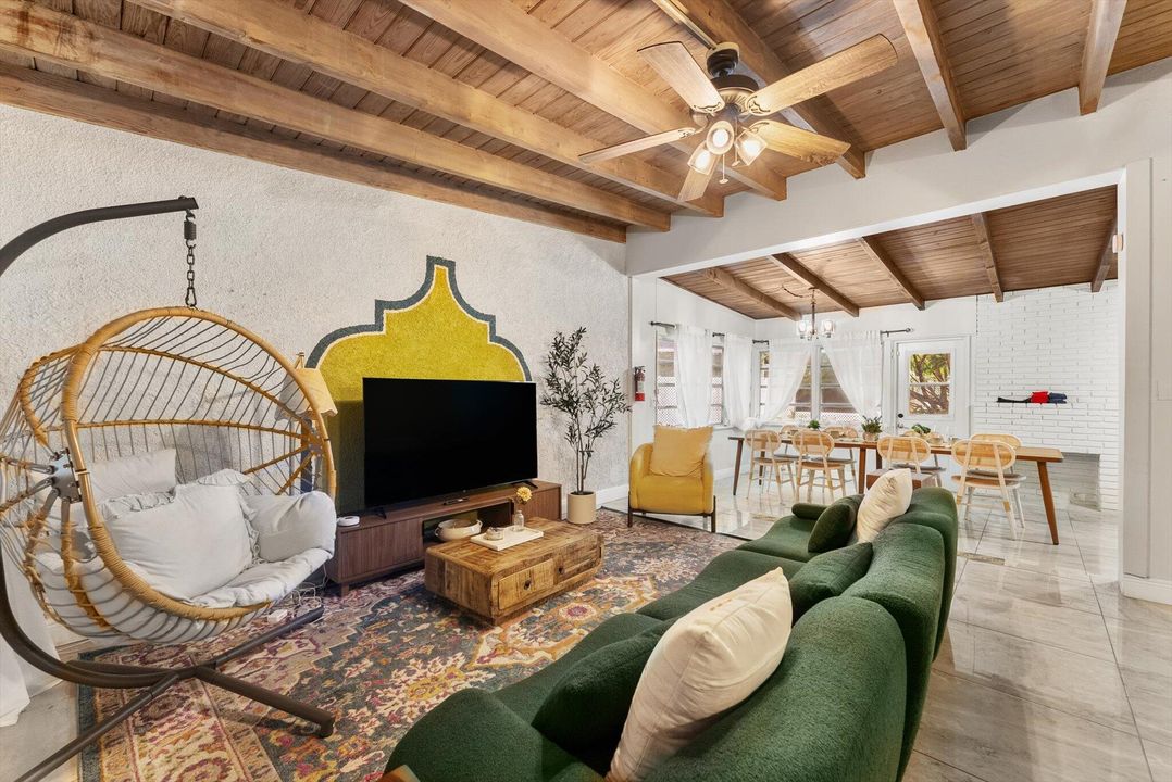 В аренду: $4,700 (4 спален, 2 ванн, 1856 Квадратных фут)