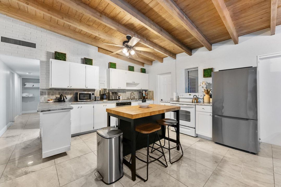 В аренду: $4,700 (4 спален, 2 ванн, 1856 Квадратных фут)