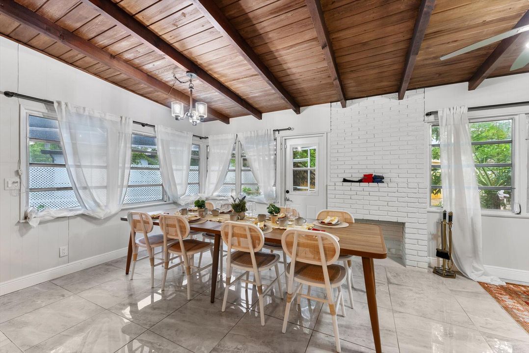 В аренду: $4,700 (4 спален, 2 ванн, 1856 Квадратных фут)