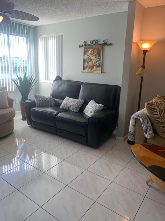 For Sale: $215,000 (2 beds, 2 baths, 1294 Square Feet)