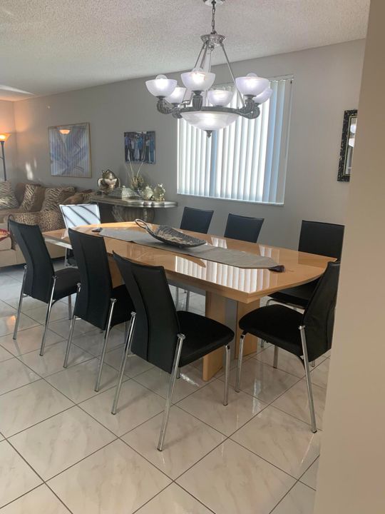 For Sale: $215,000 (2 beds, 2 baths, 1294 Square Feet)