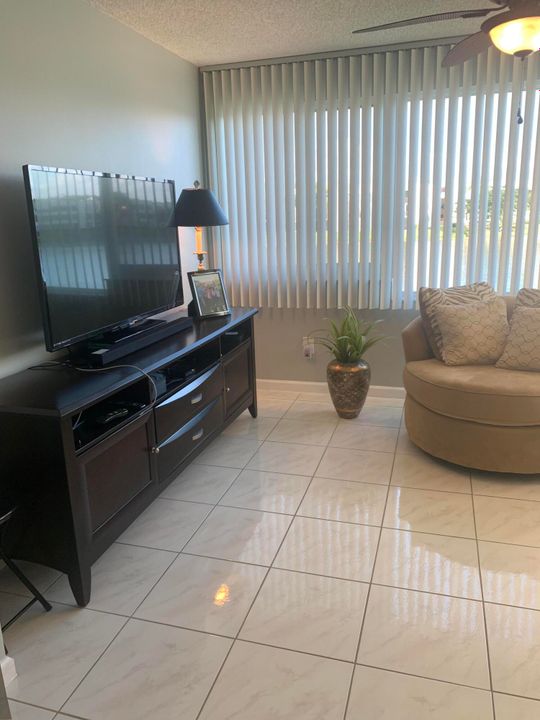 For Sale: $215,000 (2 beds, 2 baths, 1294 Square Feet)