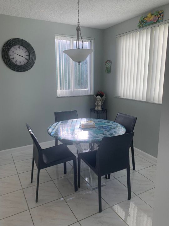 For Sale: $215,000 (2 beds, 2 baths, 1294 Square Feet)