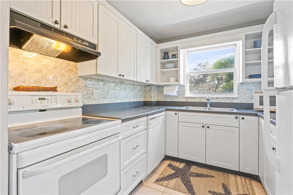 For Sale: $409,900 (2 beds, 2 baths, 1200 Square Feet)