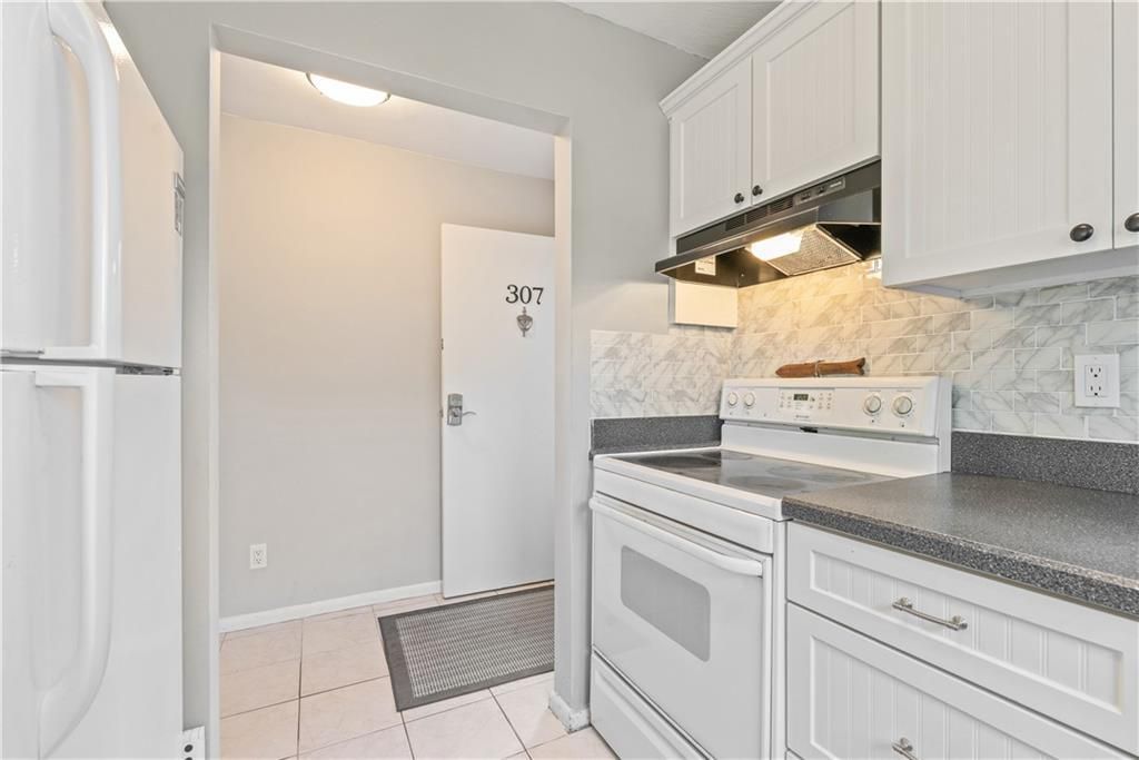 For Sale: $409,900 (2 beds, 2 baths, 1200 Square Feet)