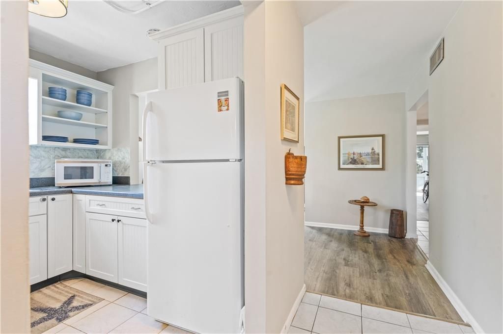 For Sale: $409,900 (2 beds, 2 baths, 1200 Square Feet)