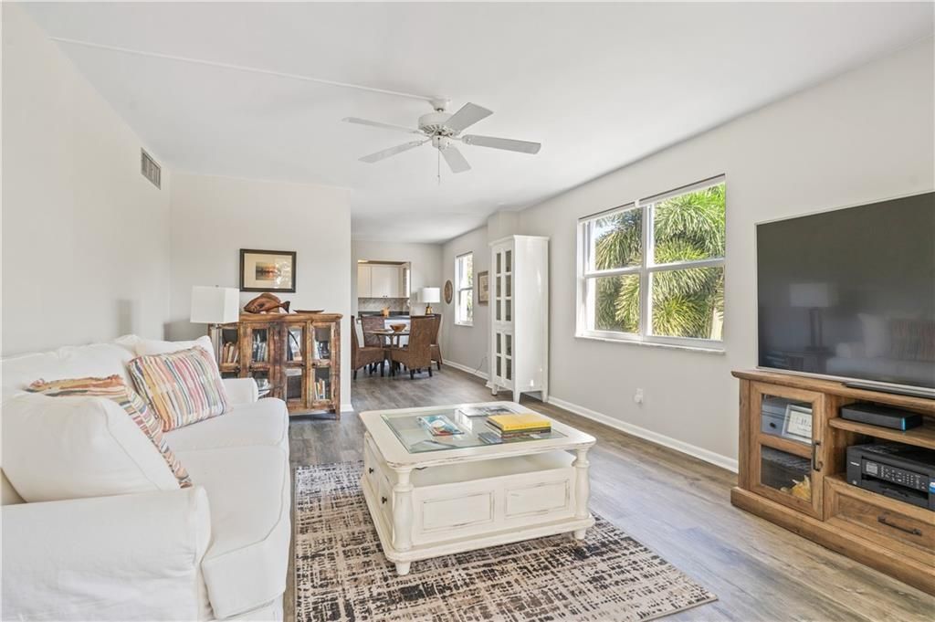 For Sale: $409,900 (2 beds, 2 baths, 1200 Square Feet)