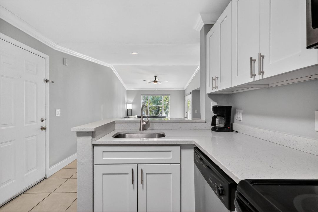 出租: $2,250 (2 贝兹, 2 浴室, 992 平方英尺)