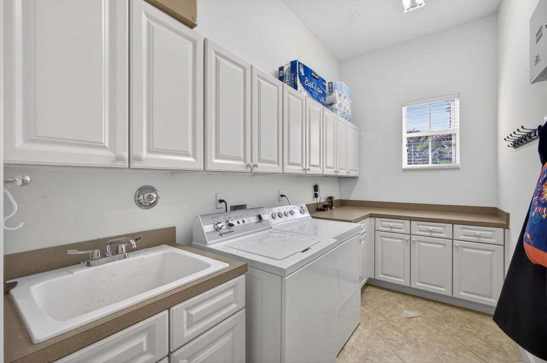 For Sale: $1,275,000 (3 beds, 3 baths, 2352 Square Feet)