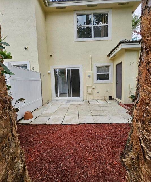 For Rent: $3,200 (2 beds, 2 baths, 1062 Square Feet)