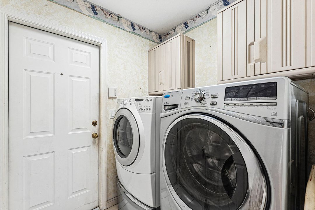 For Sale: $589,000 (3 beds, 2 baths, 1938 Square Feet)