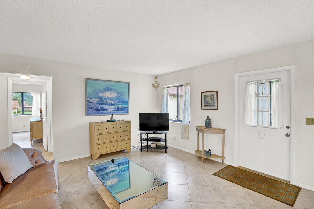 待售: $120,000 (2 贝兹, 1 浴室, 924 平方英尺)