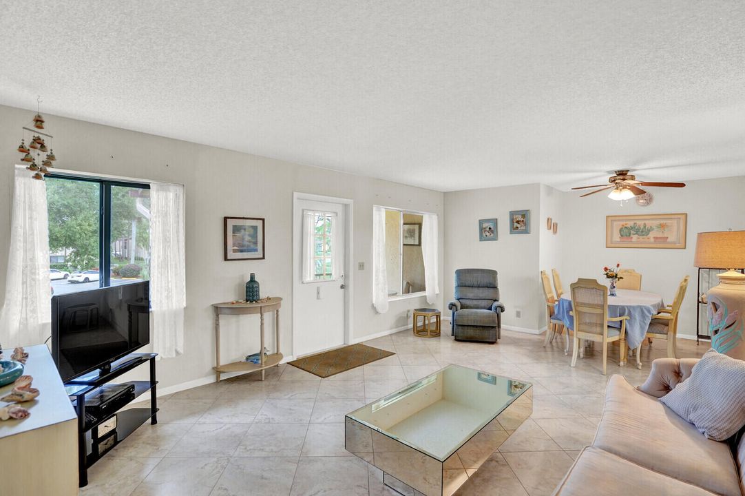 待售: $120,000 (2 贝兹, 1 浴室, 924 平方英尺)